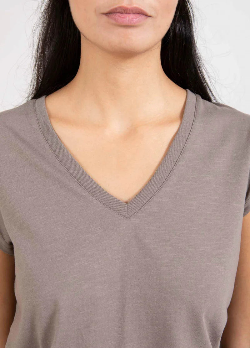 CC Heart Basic V neck T White & Dark Mud