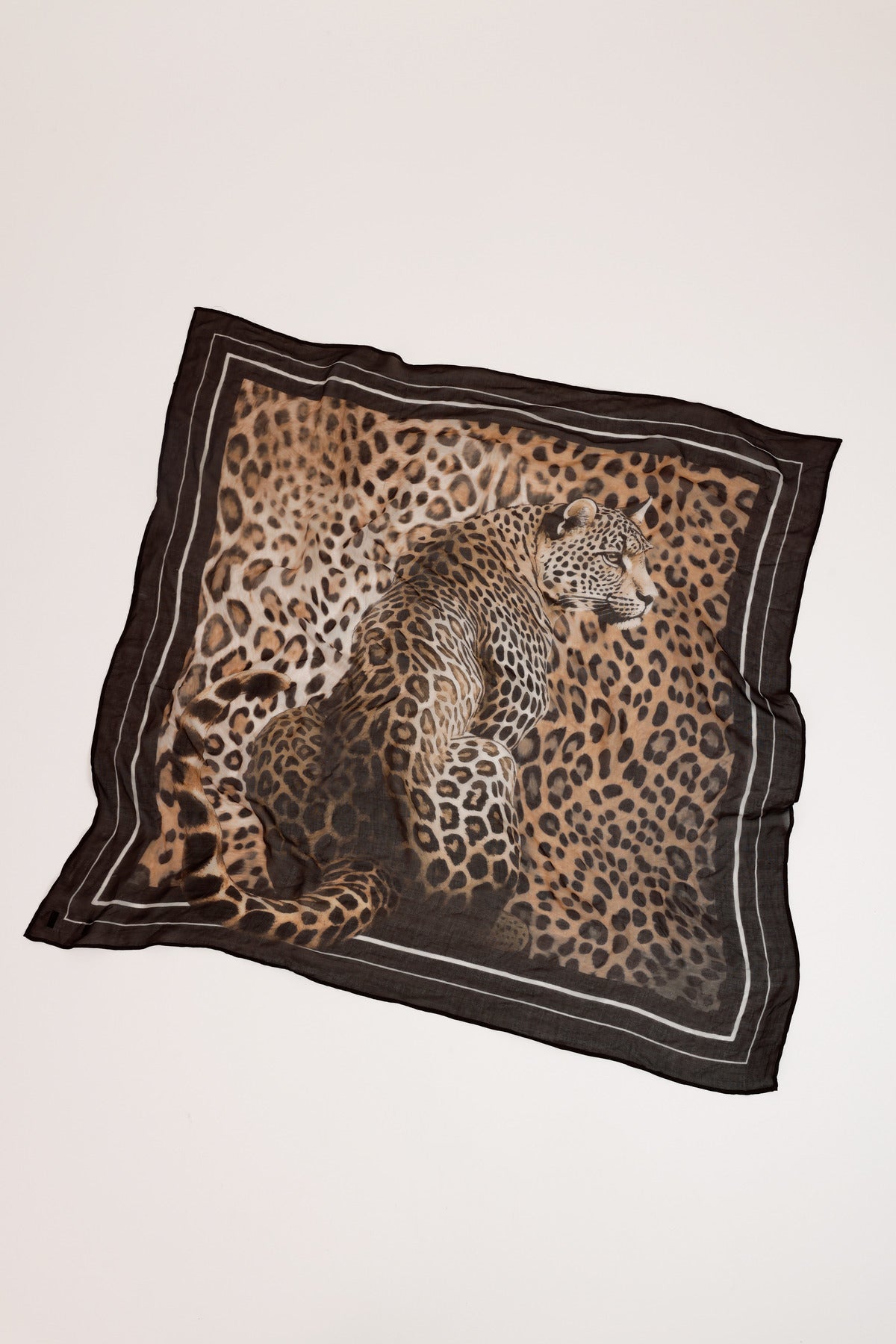 Scarf with leopard pattern