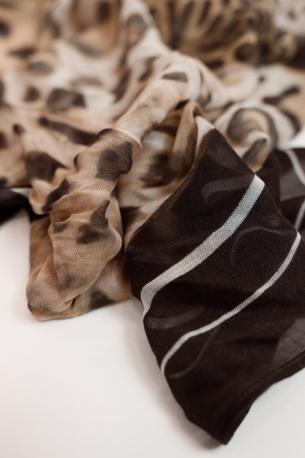 Scarf with leopard pattern