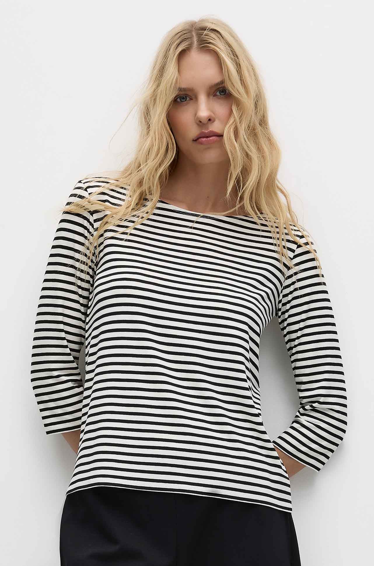 Relaxed Boat Neck Black / Vanilla